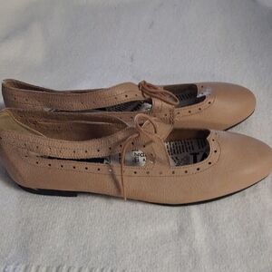 Chic Tan Women's Lace-Up Flats